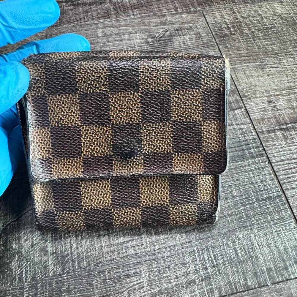 Louis Vuitton elegant wallet